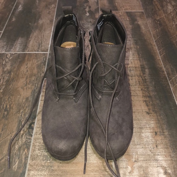 Brown suede booties. Size 81/2 - Picture 2 of 5